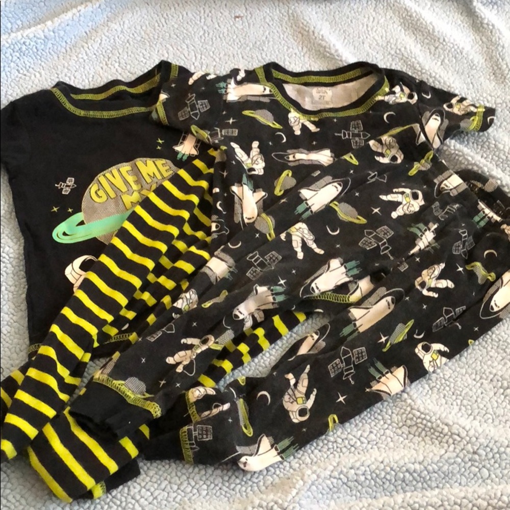 Carters 2T pajama set